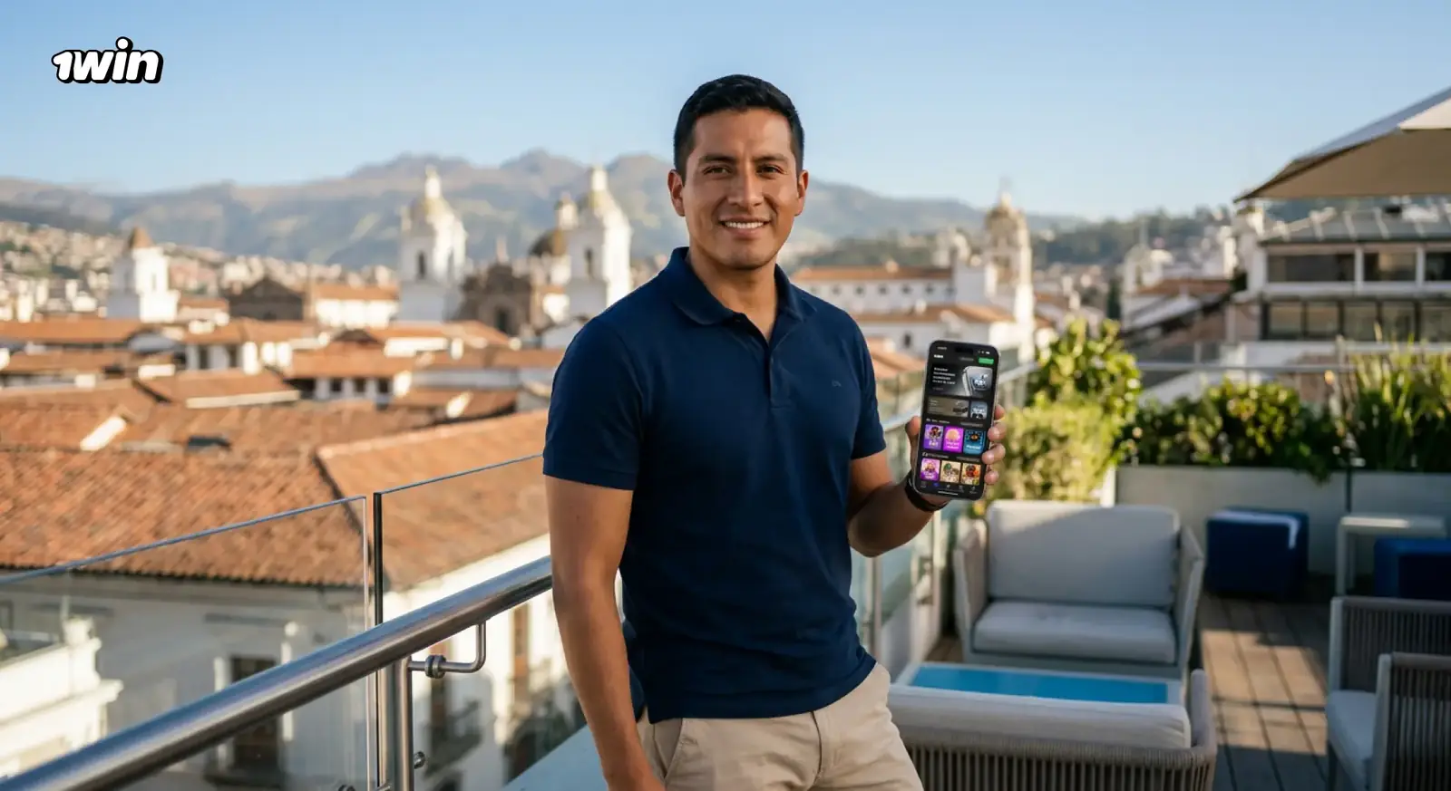 Hombre en una terraza con vista a los tejados y campanarios del centro histórico de Quito que muestra la app de 1win en su celular